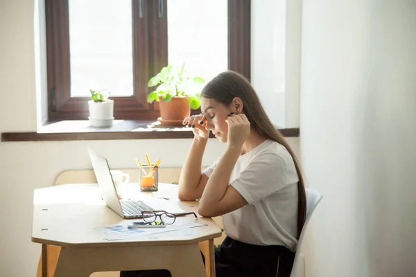 Donna impiegata prendersi un minuto di pausa riposando gli occhi . — Foto Stock