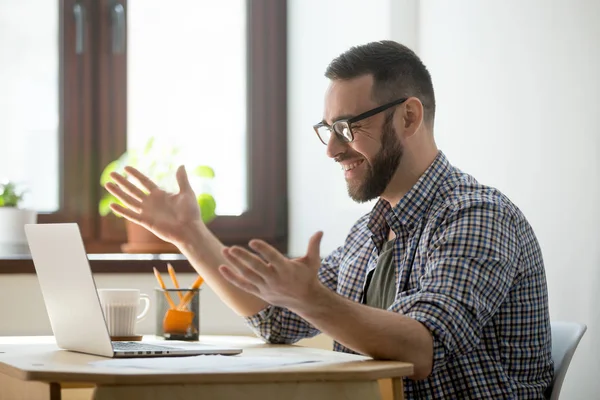 Gelukkig tevreden man ingebouwd op zijn laptopcomputer. — Stockfoto