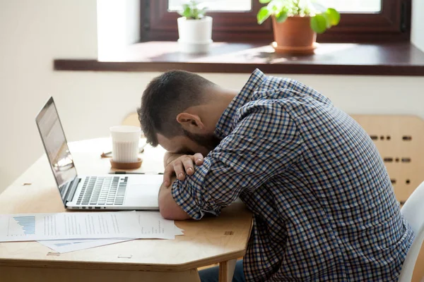 Giovane uomo adulto dormire sulla sua scrivania . — Foto Stock