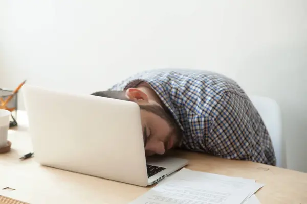 Empleado corporativo durmiendo en su teclado portátil después de deadlin — Foto de Stock