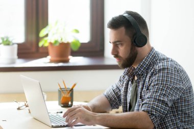 Kurumsal çalışan onun laptop compute eğitim video izlerken
