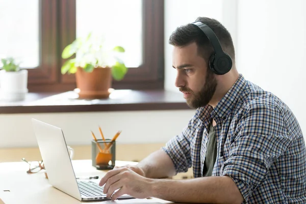 Företagets medarbetare titta på utbildningsvideo på hans laptop beräkna — Stockfoto