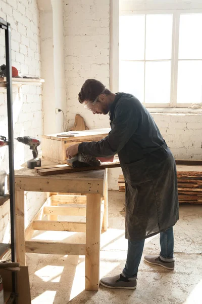 Millennial uomo scegliendo mestieri di lavoro qualificati — Foto Stock