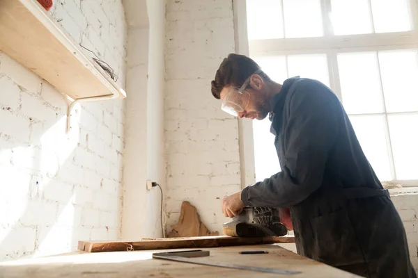 Falegname lucida assi di legno in officina — Foto Stock