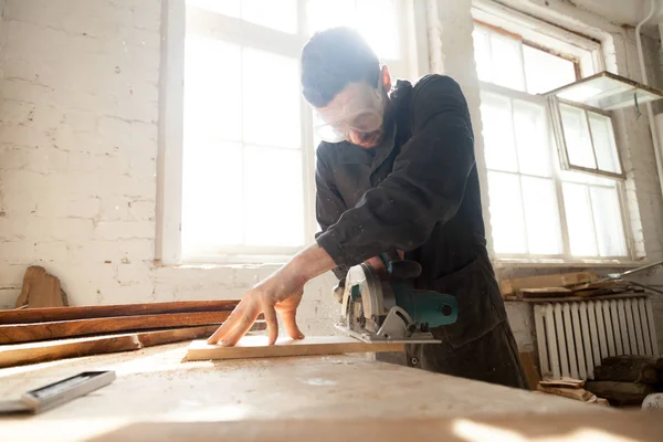 Woodworker works on local lumber production — Stock Photo, Image
