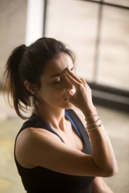 Diğer burun deliği nefes, studi yapma genç çekici kadın