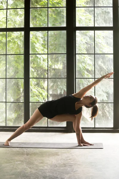 Genişletilmiş yan açı genç çekici kadın poz, stüdyo backg