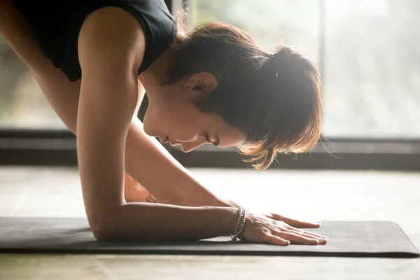 Mujer atractiva joven en Parsvottanasana, pose piramidal, estudio — Foto de Stock