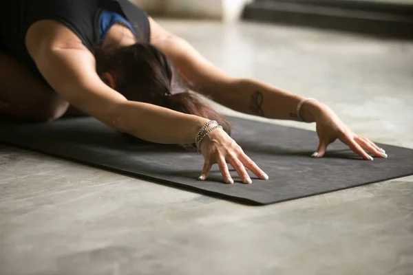 Detailní záběr z ženských rukou, Balasana pozice — Stock fotografie