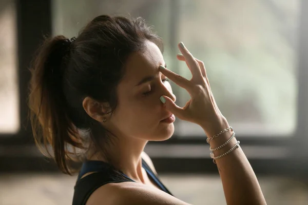 Jonge aantrekkelijke vrouw in alternatief neusgat-ademhaling, studio ba — Stockfoto