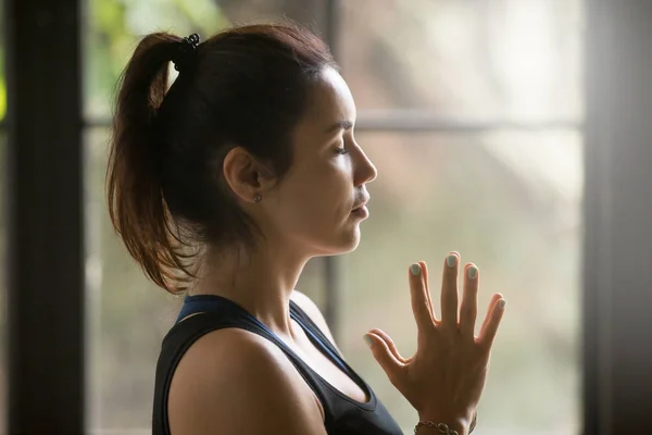 Retrato de perfil de una joven atractiva mujer yogui con Namaste — Foto de Stock