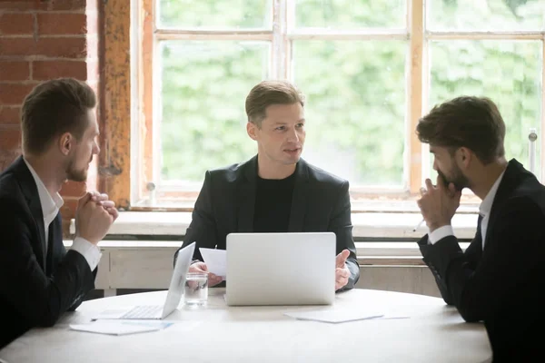 Young boss instructing employees during briefing meeting. — Stock Photo, Image