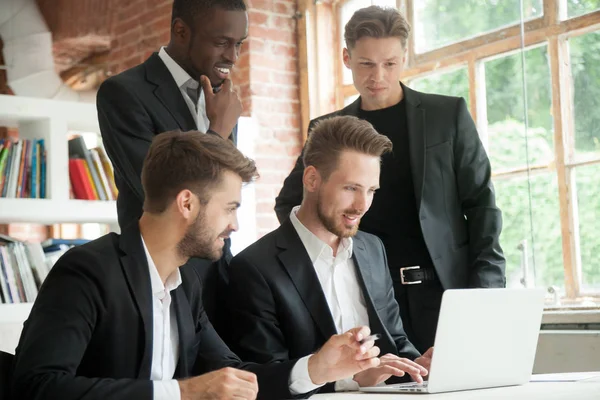 Equipe multiétnica de funcionários corporativos olhando para a tela do laptop — Fotografia de Stock