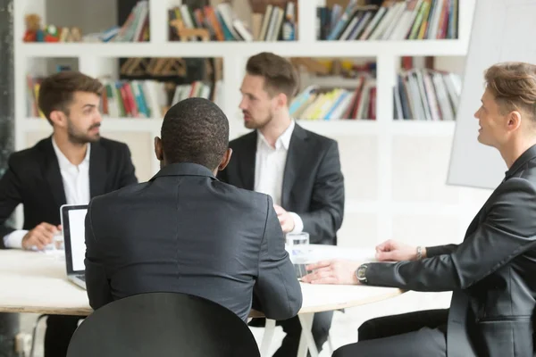Багатонаціональна команда співробітників чоловічої статі обговорює корпоративні плани — стокове фото