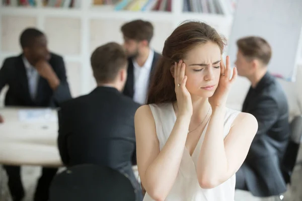 Stressed empregado corporativo do sexo feminino com enxaqueca durante briefi — Fotografia de Stock
