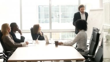 Office toplantısında çok etnik gruptan oluşan müşteri grubuna sunu işadamı