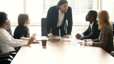 Öfkeli patron azarı çalışan kötü iş sonuç Toplantı için