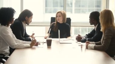 Memnun kadın kötü patron reprimanding erkek çalışan takım toplantısı