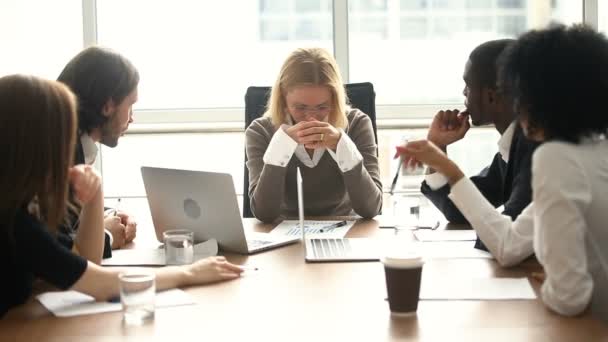 Gestresst overweldigd vrouwelijke baas voelt boos over multitasking moeilijke klus — Stockvideo