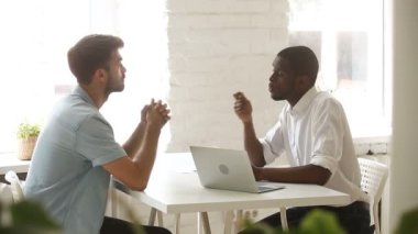 Afrikalı-Amerikalı ve Kafkas işadamları el sıkışma Ofis Masası üzerinde müzakere