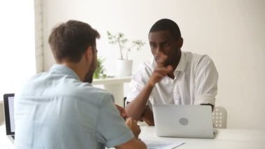 Müzakere, toplantısında Mali istatistikleri tartışırken Afrika ve Kafkas işadamları