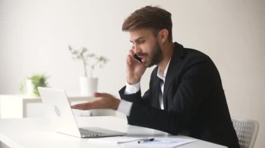 Kızgın işadamı laptop arıyorum cep telefonu konuşurken bağırarak savunarak
