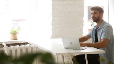 Beyaz işadamı Afrikalı ortağı sözleşme açıklayan konuşma başlangıç müzakereleri detayları