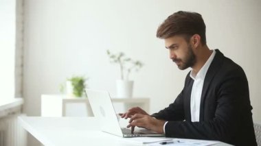 Üretken memnun iş adamı iş üstünde laptop eğilimli geri bitirme office