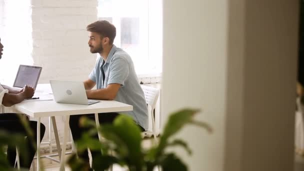 Multiracial partners handskakning för att göra bra hantera i mysiga loft office — Stockvideo