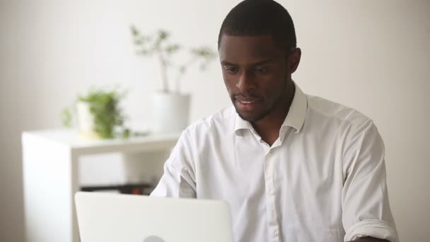 Empresário afro-americano feliz se sente relaxado terminando o trabalho de escritório no laptop — Vídeo de Stock