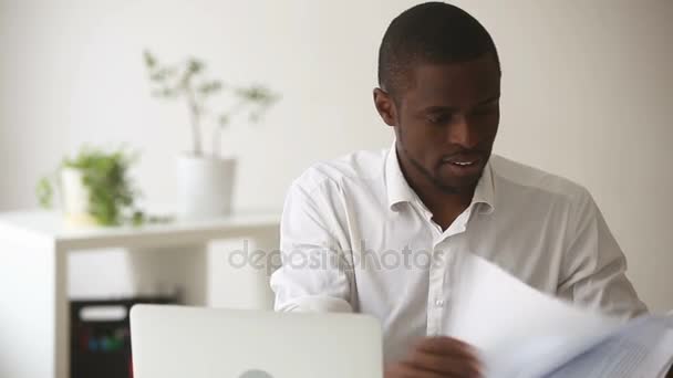 Gestresster afrikanischer Geschäftsmann kündigt schwierigen Multitasking-Job — Stockvideo