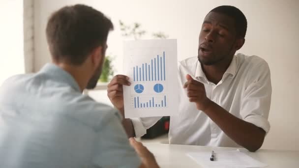 Afrika kökenli Amerikalı işadamı beyaz yatırımcı için veren tanıtım danışmanlık — Stok video