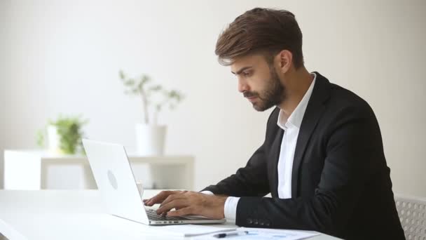 Boos emotionele zakenman geplaagd met plotselinge gebroken opknoping computerstoringen — Stockvideo