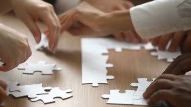 Parçalı bulmaca, yardım destek ekip çalışması kavramı, closeup montaj eller