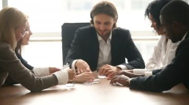 Parçalı bulmaca konferans masada birlikte montaj çok etnik gruptan oluşan iş grubu