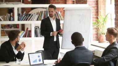 Yeni proje planına çeşitli sunan işadamı flipchart ile ortakları