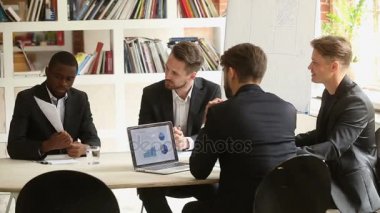 Afrikalı-Amerikalı işadamı toplantıda müzakere yatırımcılara yeni proje sunumu