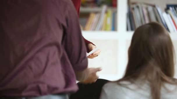 Concepto de entrevista de trabajo, mujer tratando de hacer una buena primera impresión — Vídeos de Stock