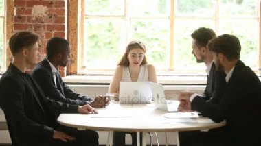 Kadın yönetici farklı erkek eleman office toplantısında konuşuyor