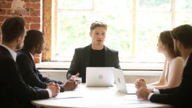 Patron için çeşitli söz veren yönergeler grup toplantısında takım