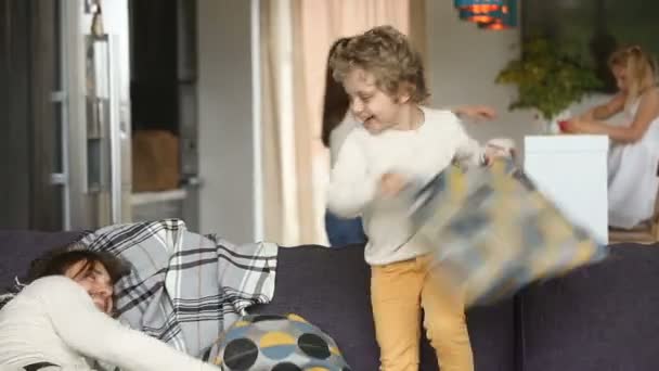 ホーム コンセプトで小さな子供たちと一緒に過ごす幸せな家族 — ストック動画