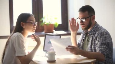 Erkek ve kadın kötü iş Sözleşme koşulları hakkında belirtmiş savunarak