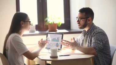 Müzakere, proje, teamworking office toplantısında tartışırken genç arkadaşları