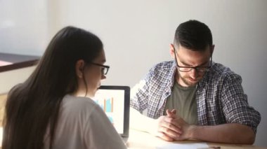 Sözleşme tartışırken iş kadını ile müşteri, gösteren açıklayan belge şartları