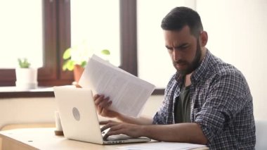Stresli hiç motivasyonu olmayan adam kötü zor iş ile bıkmış çıkar