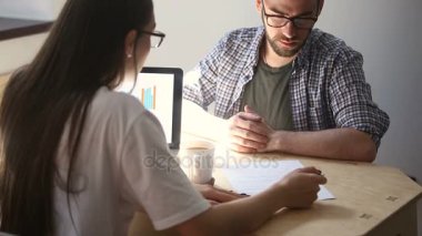 Sözleşme koşullarını istemciye akış denetimi yapma anlaşmayı açıklayan şirket müdürü