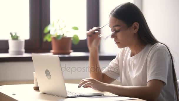 Fatigué de lunettes jeune femme se sentant eyestrain après le travail informatique — Video