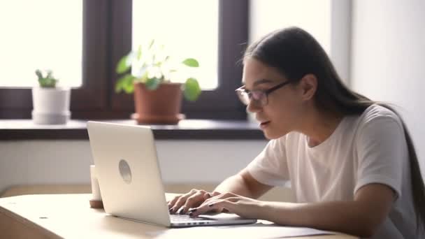 Mulher feliz sentindo animado olhando para a tela do laptop no local de trabalho — Vídeo de Stock