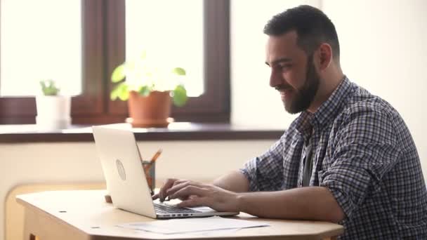 Ernstige gerichte zakenman die op laptop, werkt met behulp van computer op werkplek — Stockvideo