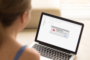 Laptop dizüstü bilgisayar ekranında işlemi hata ile seyir kız.